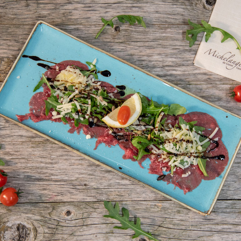 Hauchdünne Scheiben vom Rind mit Rucola und Parmesan