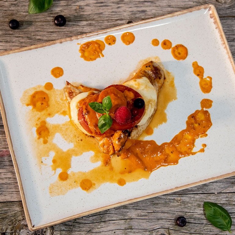 Gegrillte Hähnchenbrust in Tomatensauce mit Mozzarella und Tomatenscheiben überbacken