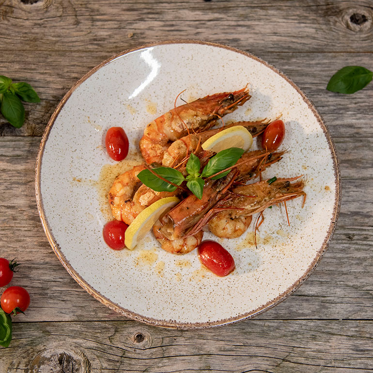 Garnelen in Öl mit Knoblauch und Cherrytomaten