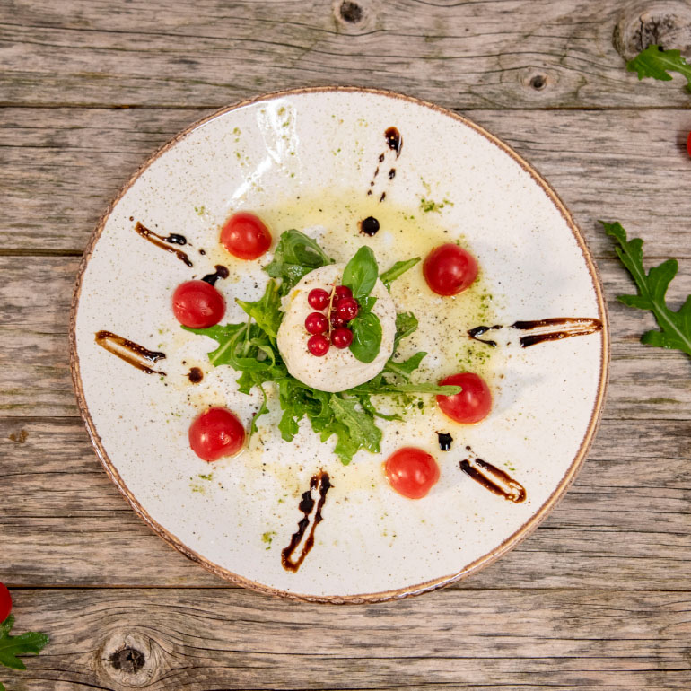 Büffelmozzarella mit Tomaten und Balsamico Dressing